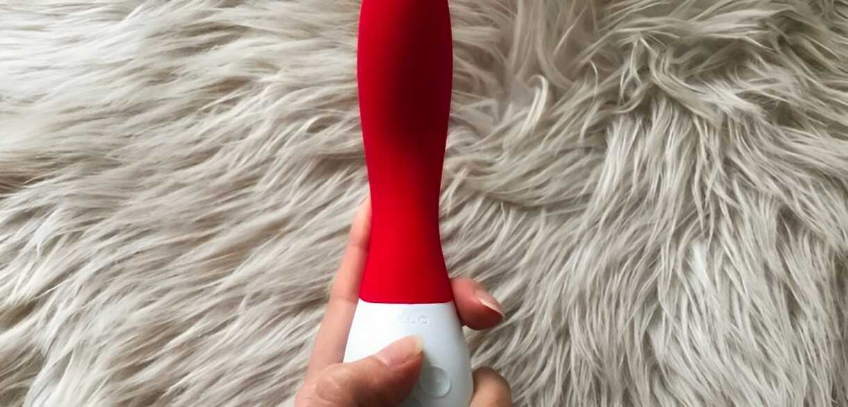Femme avec Lelo Mona 2